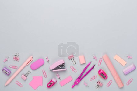 Foto de Papelería de la escuela rosa en color backgroung, vista superior - Imagen libre de derechos