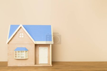 Foto de Modelo de casa sobre mesa de madera - Imagen libre de derechos