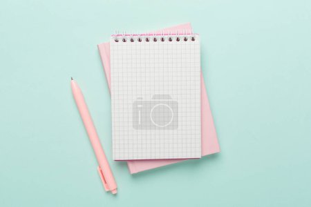 Foto de Cuadernos con lápiz sobre fondo de color, vista superior - Imagen libre de derechos