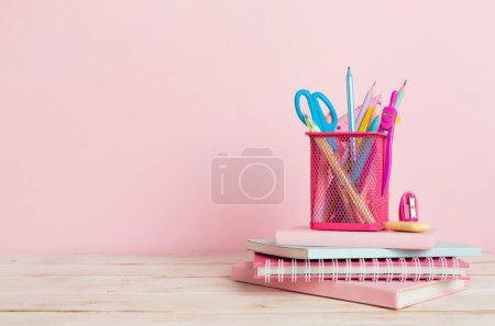 Foto de Composición con libros y papelería sobre mesa de madera. Regreso al concepto escolar - Imagen libre de derechos