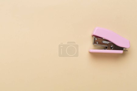 Foto de Engrapadora rosa en el fondo de color, vista superior - Imagen libre de derechos