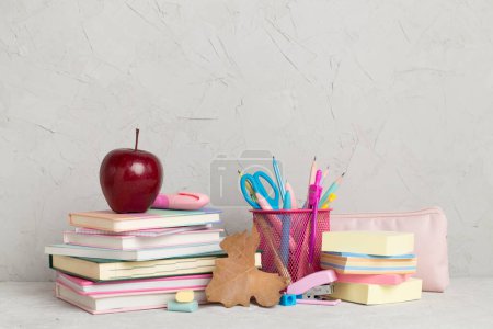 Foto de Composición con libros y papelería sobre mesa de madera. Regreso al concepto escolar - Imagen libre de derechos
