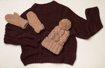 Foto de Sweater and winter hat withmittens on light background, top view. - Imagen libre de derechos