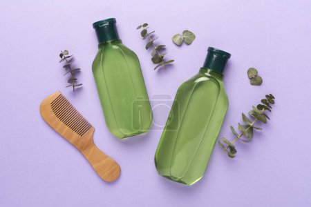 Foto de Champú y acondicionador de hierbas y peine sobre fondo de color, vista superior - Imagen libre de derechos