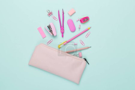 Foto de Caja de lápiz rosa con papelería de la escuela en el fondo de color, vista superior - Imagen libre de derechos
