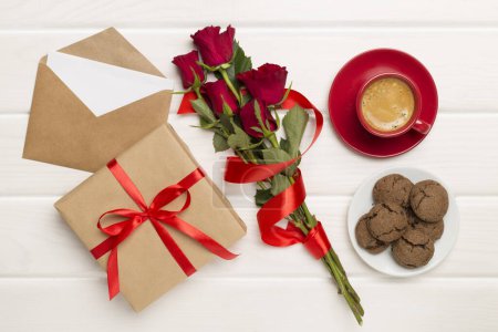 Téléchargez les photos : Cadeaux et petit déjeuner pour la Saint-Valentin sur la table, vue sur le dessus - en image libre de droit