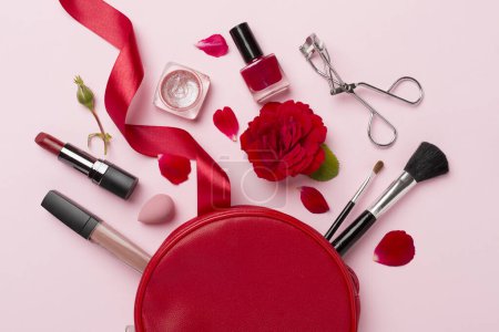 Téléchargez les photos : Sac cosmétique avec des produits de maquillage et des fleurs sur fond de couleur - en image libre de droit