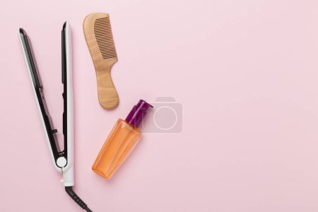 Foto de Plancha para el cabello con protección térmica en el fondo de color, parte superior, ver - Imagen libre de derechos