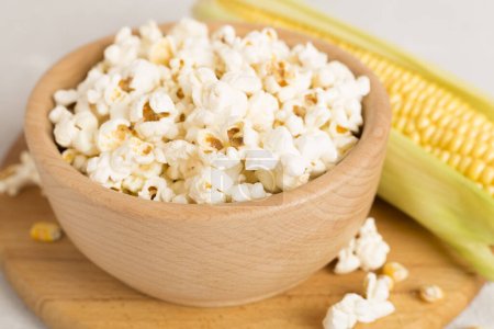 Téléchargez les photos : Popcorn préparé avec des ingrédients sur une table en bois - en image libre de droit