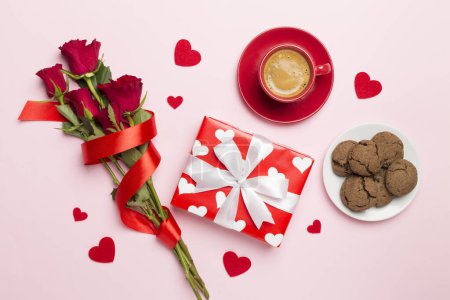 Téléchargez les photos : Cadeaux et petit déjeuner pour la Saint-Valentin sur fond de couleur, vue de dessus - en image libre de droit