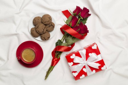 Téléchargez les photos : Cadeaux et petit déjeuner pour la Saint-Valentin sur drap blanc, vue sur le dessus - en image libre de droit