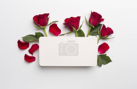 Foto de Tarjeta de felicitación maqueta con rosas rojas en el fondo de color, vista superior - Imagen libre de derechos