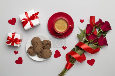 Téléchargez les photos : Cadeaux et petit déjeuner pour la Saint-Valentin sur drap blanc, vue sur le dessus - en image libre de droit