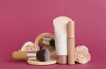 Foto de Composición con productos de maquillaje para el tono de piel sobre fondo de color - Imagen libre de derechos