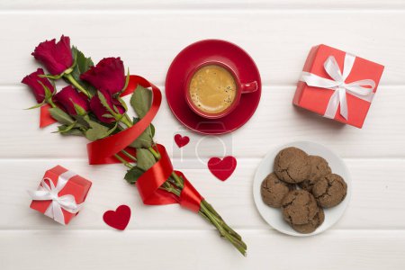 Téléchargez les photos : Cadeaux et petit déjeuner pour la Saint-Valentin sur la table, vue sur le dessus - en image libre de droit