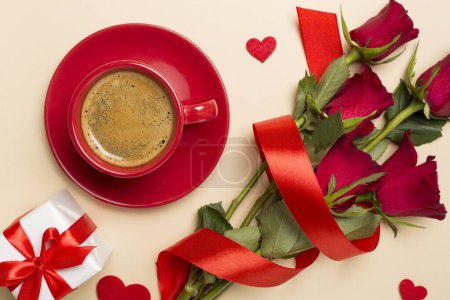 Téléchargez les photos : Tasse rouge de café avec des roses sur fond de couleur, vue de dessus - en image libre de droit
