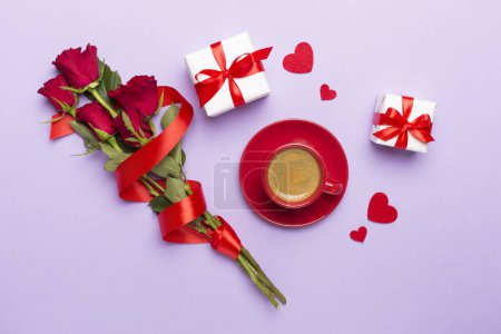Téléchargez les photos : Cadeaux et café pour la Saint Valentin sur fond de couleur, vue de dessus - en image libre de droit