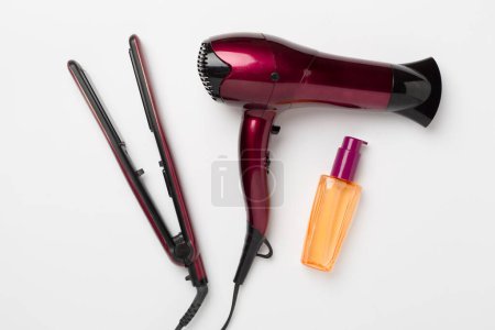 Haarwerkzeuge mit Thermoschutz auf Farbhintergrund, oben, Ansicht