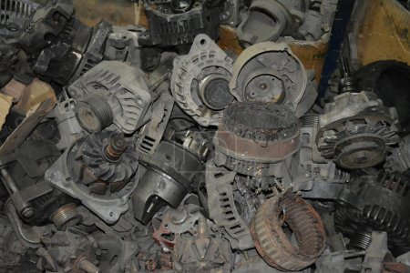 Foto de Montón de piezas de automóviles rotos - Imagen libre de derechos