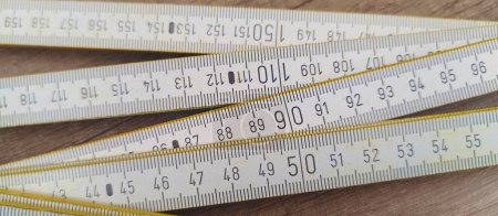 Téléchargez les photos : Outil de mesure de ruban en bois pliant vintage - en image libre de droit