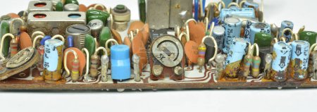 Foto de Componentes de placa de circuito de radio Vintage aislados sobre fondo blanco - Imagen libre de derechos