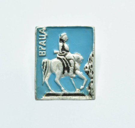 Téléchargez les photos : Badge en métal qui montre Cavalier et inscription cyrillique Vraca - en image libre de droit