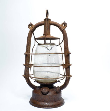 Téléchargez les photos : Lanterne antique à gaz rouillé en verre et métal - en image libre de droit