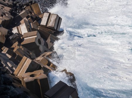 Téléchargez les photos : Blocs de béton dissipant les vagues pour minimiser les effets de l'action des vagues - en image libre de droit