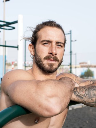Téléchargez les photos : Young strong shirtless athlete portrait outdoor at the public park - en image libre de droit