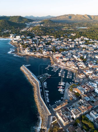 Téléchargez les photos : Cala Ratjada prise de vue aérienne. Ville touristique de Majorque île, Mer Méditerranée - en image libre de droit