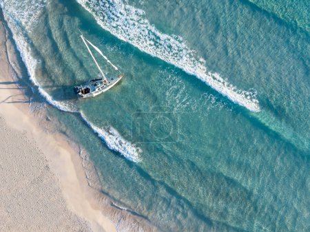 Foto de Vista aérea de un velero varado en una playa de arena blanca con acuarela turquesa - Imagen libre de derechos