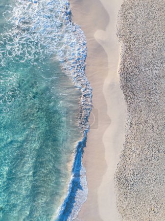 Foto de Arena blanca y turquesa acuarela playa vista aérea. Disparo vertical. - Imagen libre de derechos