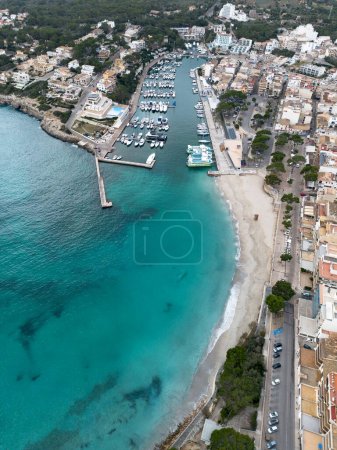 Téléchargez les photos : Porto Cristo plage et port de Majorque vue aérienne, Îles Baléares, Mer Méditerranée - en image libre de droit