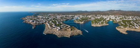 Téléchargez les photos : Panorama de Cala d'Or à Majorque vue aérienne. Îles Baléares, Mer Méditerranée - en image libre de droit