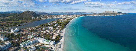 Téléchargez les photos : Panorama aérien de la plage Playa de Muro dans la baie d'Alcudia, Majorque - en image libre de droit