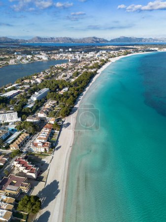 Téléchargez les photos : Playa de Muro plage à Majorque plan vertical aérien - en image libre de droit