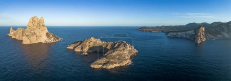 Foto de Islas Es Vedra y Es Vedranell en Ibiza vista aérea - Imagen libre de derechos