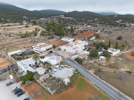 Foto de Vista aérea de Santa Agnes de Corona, pequeño pueblo y parroquia de Ibiza - Imagen libre de derechos