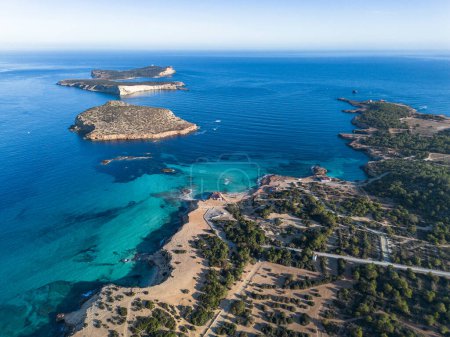 Foto de Cala comte playa en Ibiza isla plano aéreo - Imagen libre de derechos