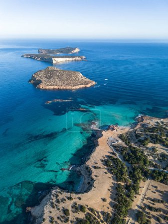 Foto de Vista aérea de la playa de Cala Comte y los islotes de la isla de Ibiza - Imagen libre de derechos