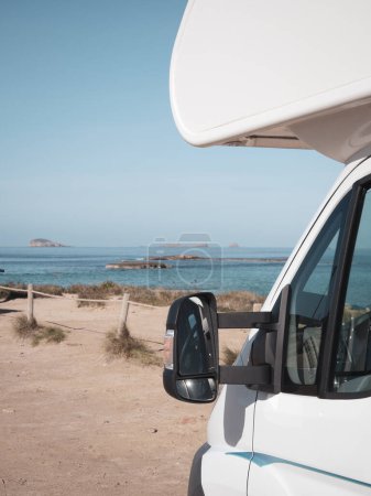 Foto de Autocaravanas aparcadas en la naturaleza con vistas al mar Mediterráneo en Cala Comte, isla de Ibiza - Imagen libre de derechos