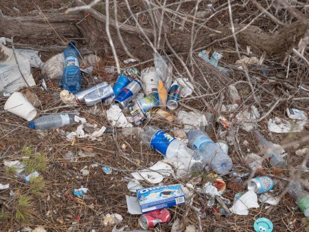 Foto de Cala Llonga, España; 18 de febrero de 2024: Botellas de plástico, latas y otros recipientes arrojados a la naturaleza sin cuidar el medio ambiente - Imagen libre de derechos
