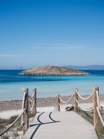 Ses Illetes, paradiesischer leerer Strand mit klarem Wasser auf Formentera, Balearen, vertikale Aufnahme