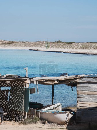Ses Illetes, paradisíaca playa vacía con aguas cristalinas en Formentera, Baleares. Disparo vertical
