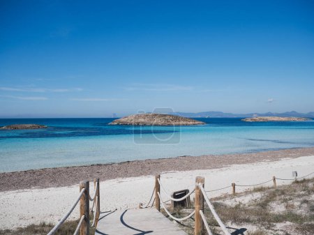 Foto de Ses Illetes, playa vacía con agua turquesa transparente en Formentera, Islas Baleares - Imagen libre de derechos