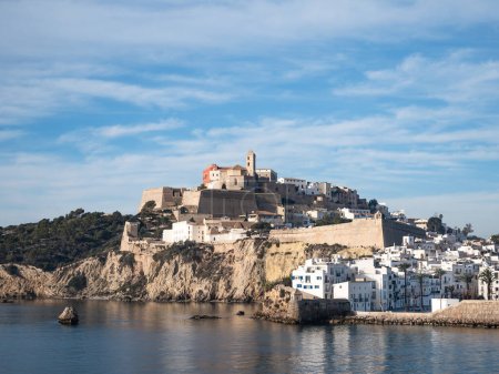 Téléchargez les photos : Dalt Vila remparts dans la vieille ville d'Ibiza, capitale de l'île d'Ibiza - en image libre de droit