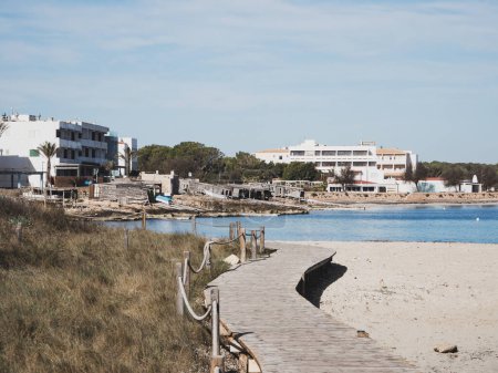 Téléchargez les photos : Es Pujols, Espagne ; 20 février 2024 : Plage et promenade d'Es Pujols sur l'île de Formentera - en image libre de droit
