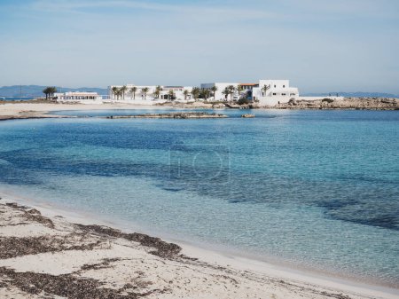 Téléchargez les photos : Es Pujols, Espagne ; 20 février 2024 : Plage d'Es Pujols à Formentera, Îles Baléares - en image libre de droit