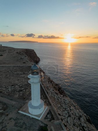 Luftaufnahme des Leuchtturms Cap de Barbaria bei Sonnenaufgang auf der Insel Formentera