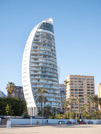 Téléchargez les photos : Benidorm, Espagne ; 12 mars 2024 : Delfin Tower building at Poniente Beach in Benidorm - en image libre de droit